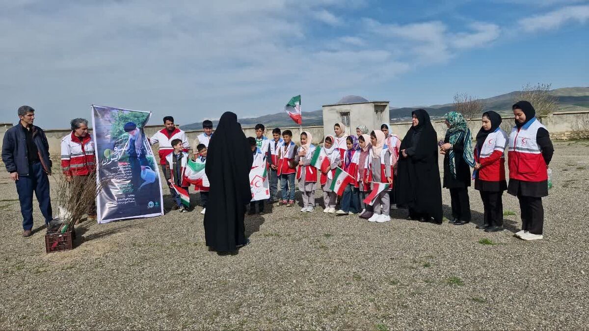 اجرای پویش ملی درختکاری سرو ایران در تویسرکان با مشارکت دختران دانش‌آموز