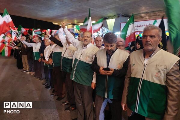 موکب نوجوان مبارز در میدان معلم