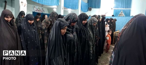 نماز جماعت همزمان با شروع سال جدید در روستای نقاب خلیل آباد