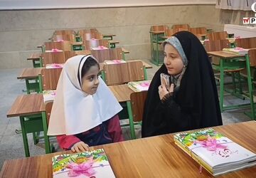برگزاری جشن شکوفه ها در دبستان دخترانه سید کاظم حسینی یزد