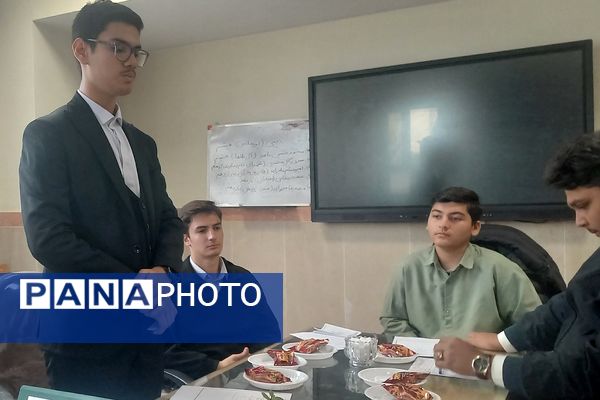 رقابت دانش‌آموزان منتخب در انتخابات منطقه‌ای شورای دانش‌آموزی بهارستان دو