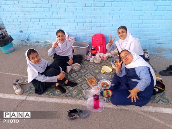 افطاری در دبستان سمیه