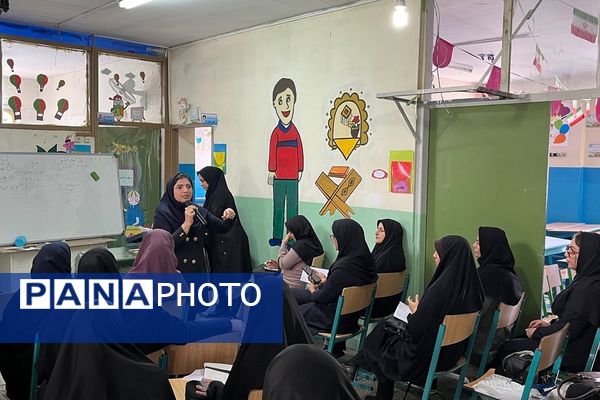 برگزاری کارگاه آموزشی اجتماعات یادگیری در دبستان پیامبر اکرم (ص) ناحیه دو شهرری 