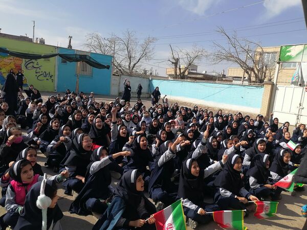  مراسم پیروزی انقلاب در مدرسه ناهید نخودی 