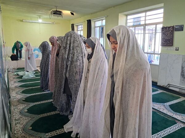 شرکت دانش‌آموزان مدرسه حضرت زینب(س) در نماز جماعت