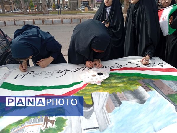 نقاشی چند متری در حاشیه راهپیمایی ۲۲ بهمن در خلیل آباد