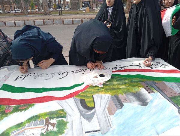 نقاشی چند متری در حاشیه راهپیمایی ۲۲ بهمن در خلیل آباد