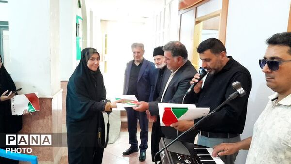هنرمندان باباحیدر، نگارخانه آفتاب را گلباران کردند
