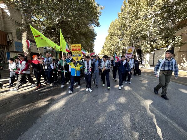 راهپیمایی ۱۳ آبان مدرسه شهید رجایی یک بجنورد
