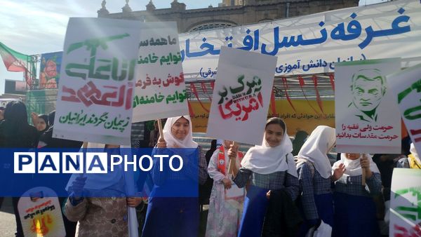غرفه نسل افتخار سازمان دانش‌آموزی استان آذربایجان شرقی در راهپیمایی ۱۳‌ آبان