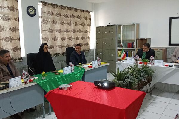 برگزاری جلسه قطبی مدیران در دبیرستان پورغلامی بهارستان‌۲
