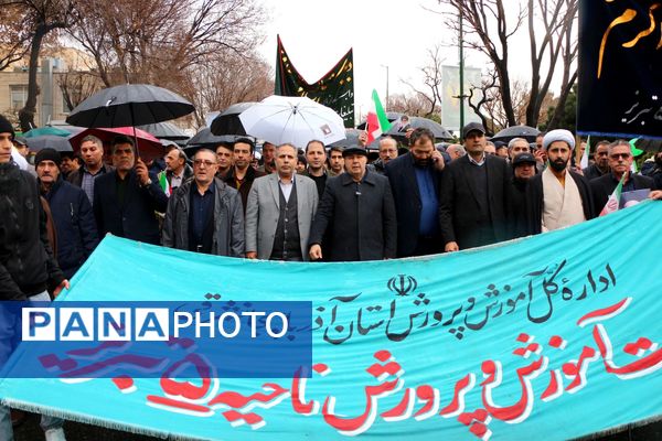 خلاقیت و نشاط دانش‌آموزی در غرفه‌های آموزش و پرورش در مسیر راهپیمایی ۲۲ بهمن