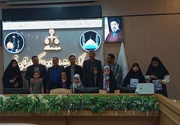 آیین تقدیر از فرزندان کارکنان ثبت اسناد قم در هفته دولت