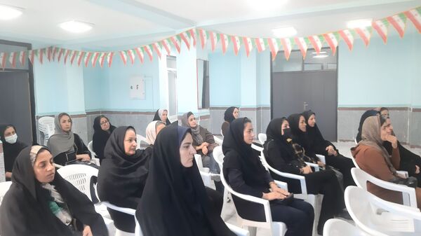 آذین‌بندی دهه فجر و نواخته شدن زنگ انقلاب در دبیرستان حضرت آسیه(س) حاجی‌آباد