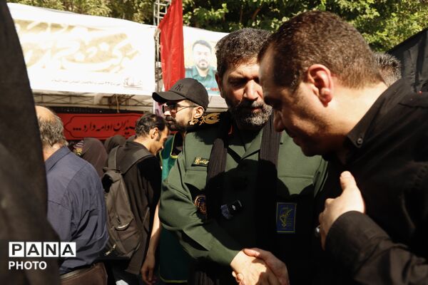حضور فرمانده سپاه تهران در میان خیل زائران جاماندگان اربعین