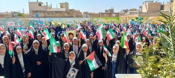 نواخته شدن زنگ نمادین  مشق همدلی در دبیرستان دخترانه بهارآزادی و پسرانه شاهد فاضل فلاورجان 