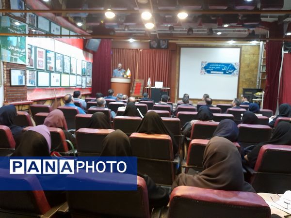 جلسه‌ کیفیت بخشی آموزشی مدیران مدارس مقطع متوسطه اول آموزش و پرورش شهرستان ملارد 