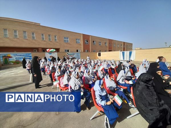 آیین نواخته شدن زنگ مهر در مدرسه شهدای بار فروش با حضور مسئولان استان و شهرستان کاشان