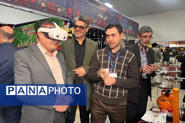 بازدید رئیس اداره آموزش و پرورش کهریزک از نمایشگاه دستاوردهای دانش‌آموزی در اداره کل آموزش و پرورش شهرستانهای تهران 