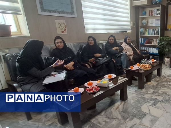 جلسه شورای دبیران مدرسه انیس خوش قدم ناحیه دو 