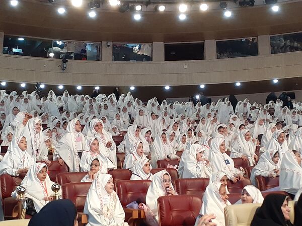 جشن تکلیف با شکوه ۲۰۰۰ نفره دانش‌آموزان کلاس سومی منطقه ۱۷