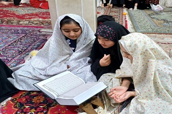 قرائت دعای ام داوود توسط معتکفین دختر 