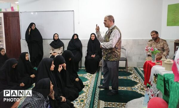 روایتگری جانباز جنگ تحمیلی در دبیرستان حاج مهدی روحانی ارغا شهرستان خلیل آباد