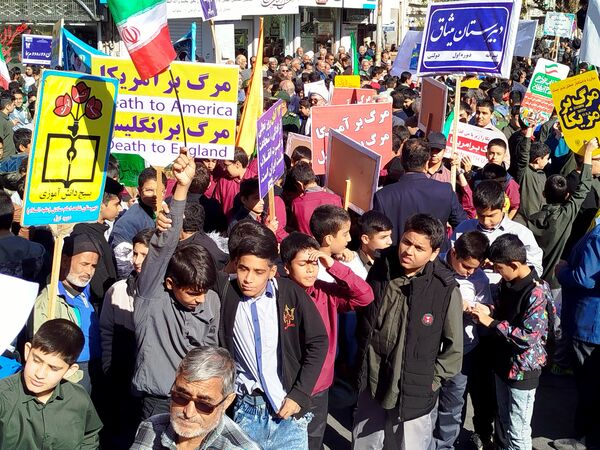 حضور پرشور نوجوانان و خانواده‌ها در سیزده آبان تجدید پیمان با انقلاب