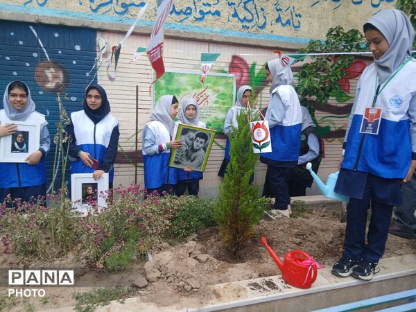 مراسم نهال امید یادواره شهید جاوید الاثر ماکان نصیری درمدرسه میثاق ناحیه ۳