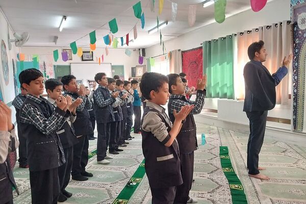برگزاری نماز جماعت در دبستان شهید قلنبر ناحیه 2 شهرری 