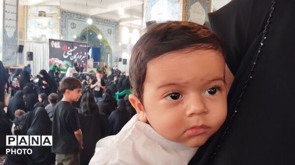 حضور زیبای مادران به همراه فرزندانشان در مراسم شیرخوارگان