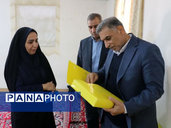 اهدای ۶۰۰ پک لوازم التحریر برای دانش‌آموزان کم برخوردار