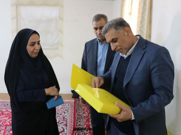 اهدای ۶۰۰ پک لوازم التحریر برای دانش‌آموزان کم برخوردار