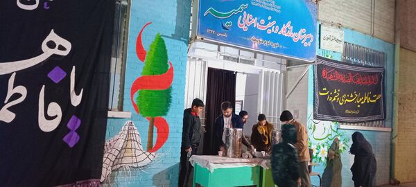 میزبانی دبیرستان سمیه از مردم به‌مناسبت ایام فاطمیه