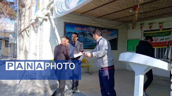 آیین تجلیل و قدردانی از برترین‌های مسابقات فوتسال درون مدرسه‌ای در دبیرستان امام رضا (ع) 