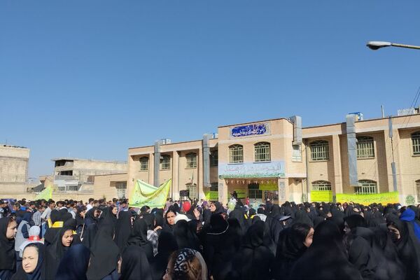 حضور دانش آموزان دبیرستان طالقانی داریون در تجمع ۱۳ آبان