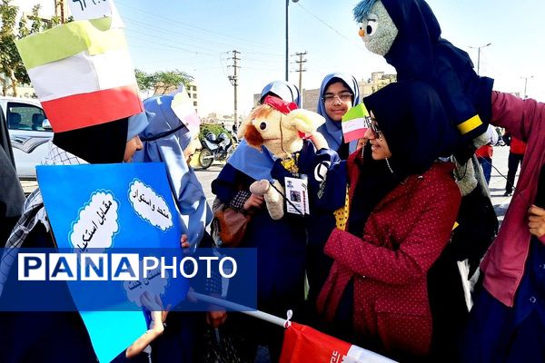 برگزاری مراسم راهپیمایی سیزده آبان با حضور دانش‌آموزان و مسئولین در ملارد