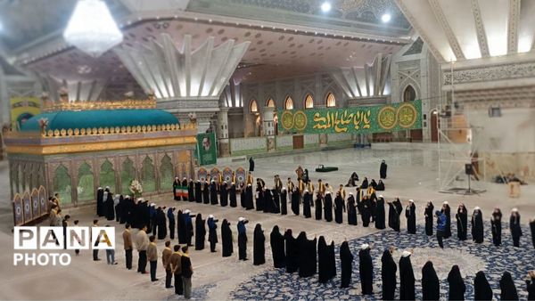 اجرای همگانی سرود «ایرانمون» توسط دانش‌آموزان البرزی در حرم امام خمینی (ره) و بهشت زهرا (س)