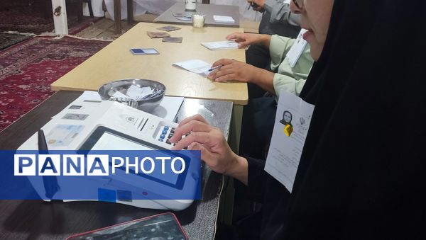 مردم نیشابور به نیابت از شهدا به پای صندوق رای آمدند