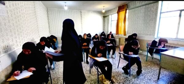 رقابت دانش‌آموزان خانمیرزا در امتحانات نهایی