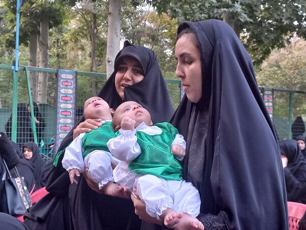  مراسم شیرخوارگان حسینی در باغ فردوس استان اصفهان