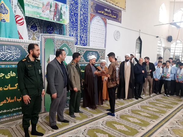 حضور دانش‌آموزان و برپایی میز خدمت در نماز جمعه این هفته آشخانه 