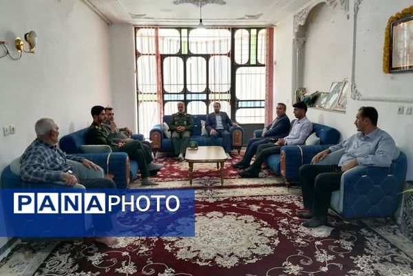 دیدار مسئولین شهر بیضا از خانواده شهدا