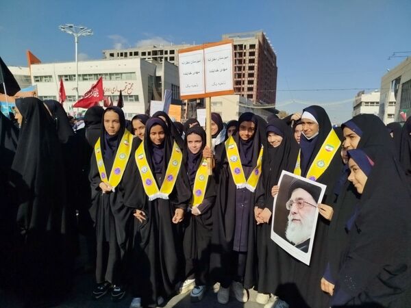 حضور پرشور دانش‌آموزان دبیرستان مهدی خدابنده در راهپیمایی ۱۳ آبان