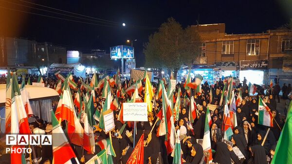 آسمان نورآباد لرستان با حضور پرشور مردم در هفتاد و پنجمین شب بیعت رهبری روشن شد