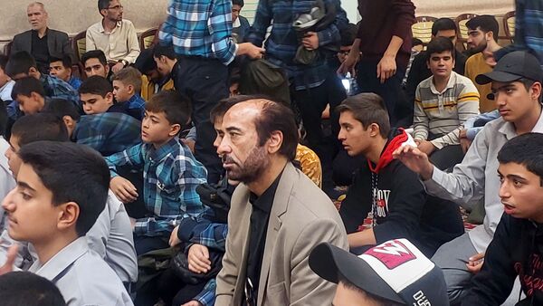 شادی دانش‌آموزان مشهدی در پی عملیات غیور مردان نیروهای سپاه وتجمع در مهدیه مشهد