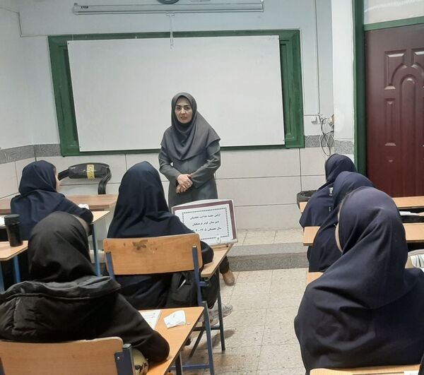 اولین جلسه هدایت تحصیلی در دبیرستان دخترانه کوثر فرهنگیان