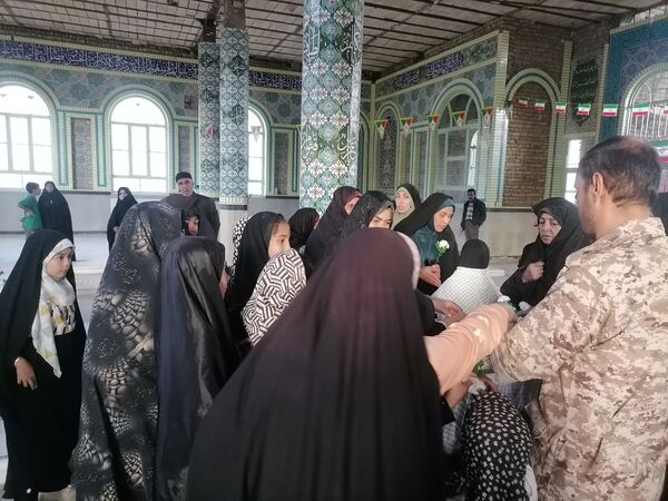 نمایشگاه شهدایی وروایتگری راوی دفاع مقدس در گلزار شهدای شهر بار نیشابور 
