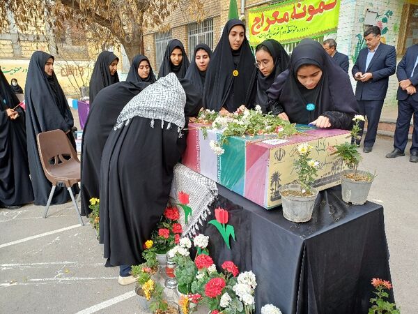 استقبال از شهید گمنام در دبیرستان نمونه معراج شیروان