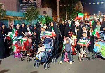 رژه متفاوت سربازان کوچک امام زمان (عجل)شهر هشتگرد در شب‌های مقاومت